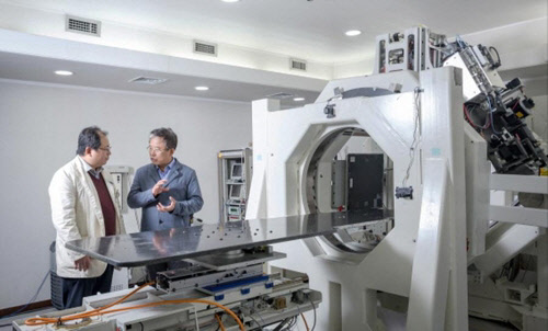 가톨릭대 서울성모병원에서 강영남 교수(왼쪽)와 박상덕 한국생산기술연구원 수석연구원이 국산 방사선 암 치료기에 대해 대화하고 있다. [한국생산기술연구원 제공=연합뉴스]